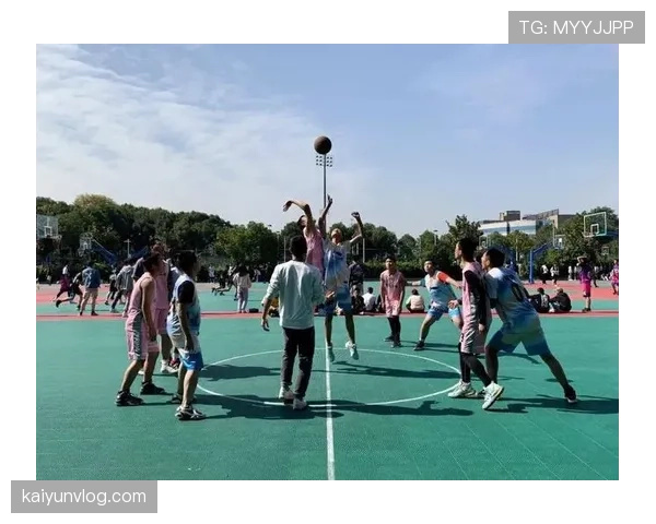 详解篮球比赛中球卡篮筐规则下的球权判定与比赛恢复流程