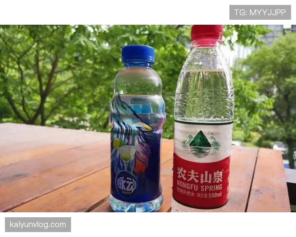辛德hu家的冰箱里塞满了能量饮料，连瓶矿泉水都找不到